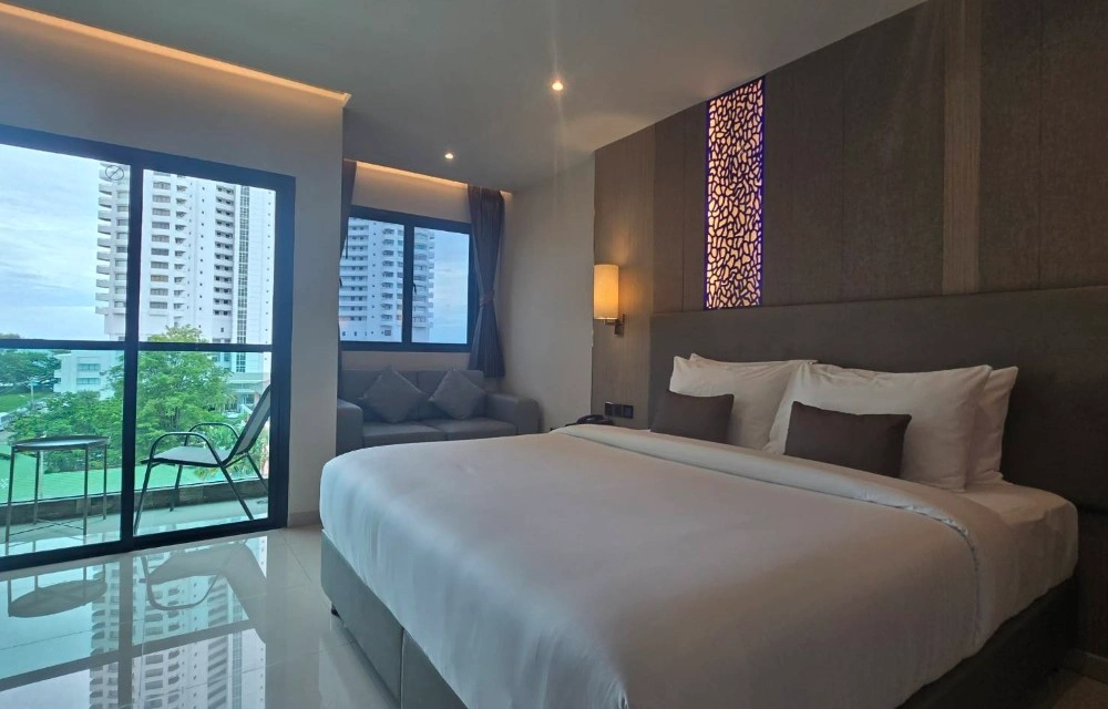 Deluxe King Sea View Room with Balcony